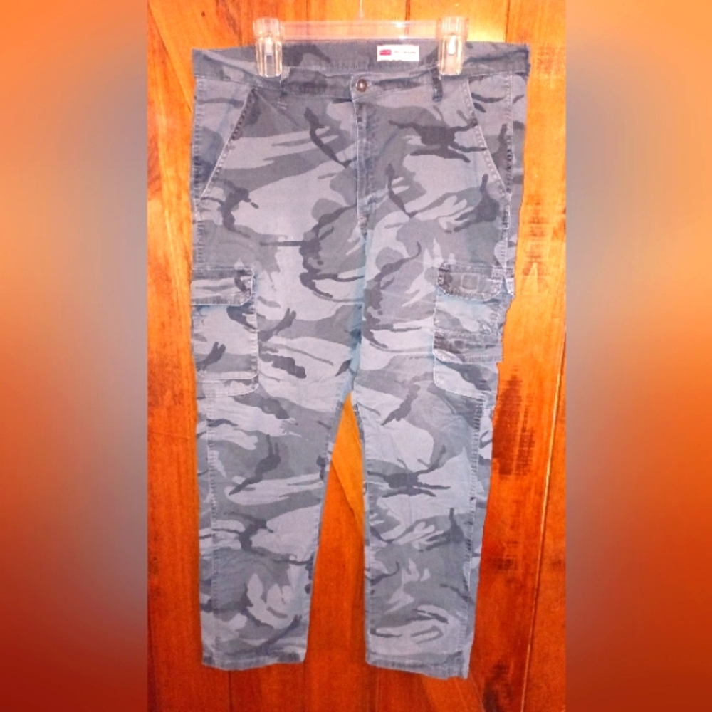 Wrangler (regular taper) pants
